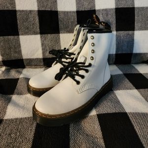 BNWOT Doc Martens Zavala white  size 7 womens AW004